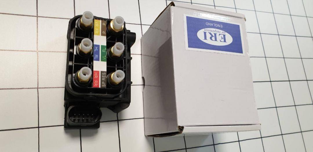 блок клапанов пневмоподвески Mercedes-Benz GL-Класс X166 (2012 - 2016), A2123200658, A2123200358, A2123200158, A2513200058, A0993200058 - фото №1