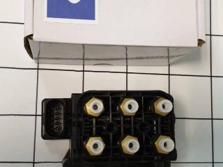 блок клапанов пневмоподвески Audi Q7 4L (2005 - 2009), 7L0698014